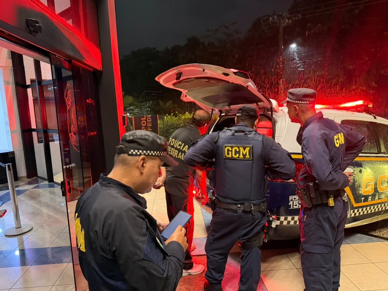 Homem surta em loja de celulares e é preso com 15 mil em dólares falsos após ameaçar lojistas com faca
