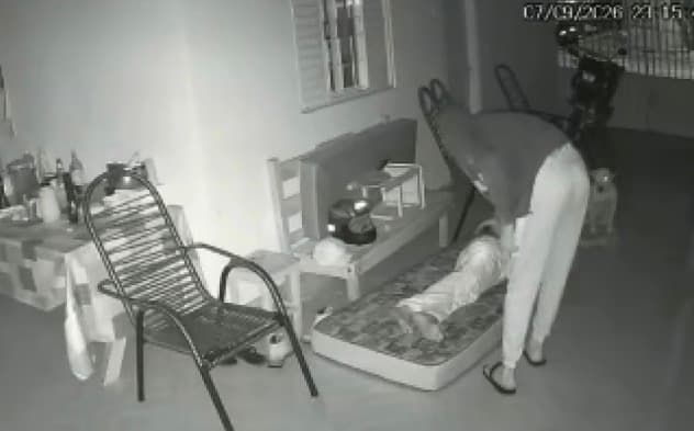 Ladrão revira bolso de morador enquanto ele dorme e foge com R$ 3 mil
